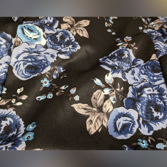 Pinup Couture Mona Wiggle Dress in Blue Roses Satin - NWT Size 12 - Picture 6 of 8